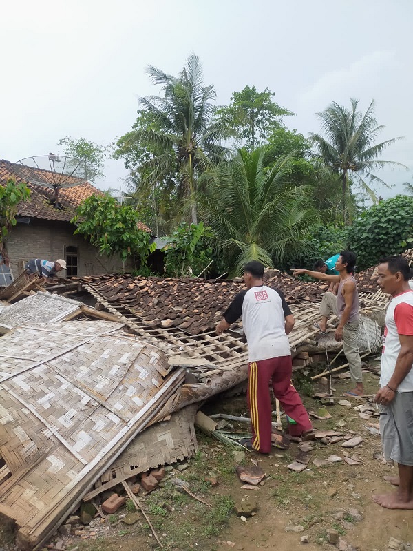 Sebuah Rumah Berukuran 6×9 Di Pringsewu Ambruk