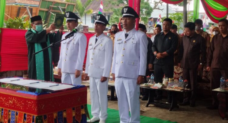 Bupati Melantik Peratin Terpilih di Dua Titik Lokasi Berbeda