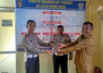 Kasat Lantas Polres Mesuji Terima Penyerahan Senpira Dari Masyarakat