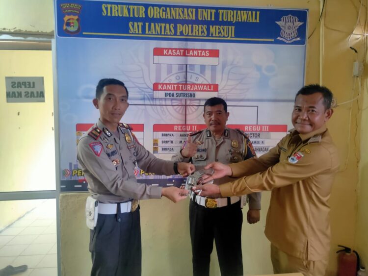 Kasat Lantas Polres Mesuji Terima Penyerahan Senpira Dari Masyarakat