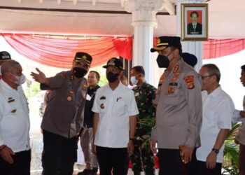 Kapolres Pringsewu Bersama Bupati Pringsewu Meninjau Kegiatan Pemungutan Suara Pemilihan Kepala Pekon