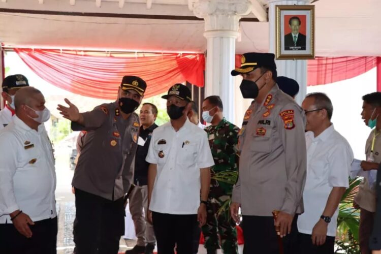 Kapolres Pringsewu Bersama Bupati Pringsewu Meninjau Kegiatan Pemungutan Suara Pemilihan Kepala Pekon