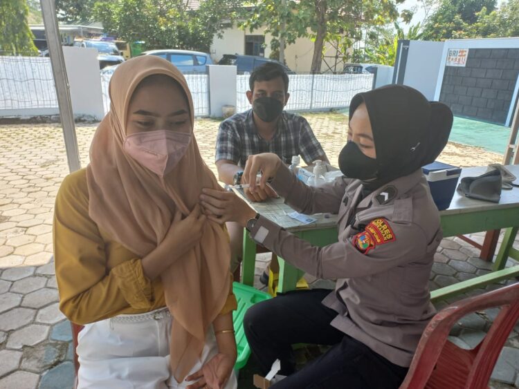 Rangking 3 Capaian Vaksinasi , Polres Way Kanan Tancap Gas Buka Layanan Vaksinasi di SKCK