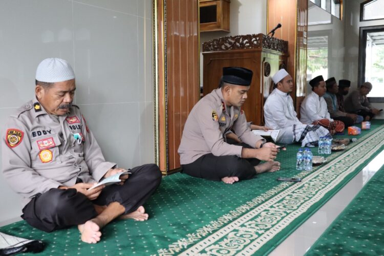 Polres Way Kanan Lakukan Binrohtal di Masjid Darul Fattah