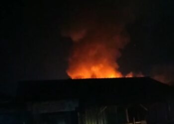 Warga bersama TNI Polri bantu padamkan Api Pasar Unit II.