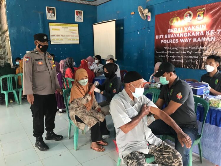 Jelang Hari Bhayangkara Ke-76, Polres Way Kanan Gelar Vaksinasi