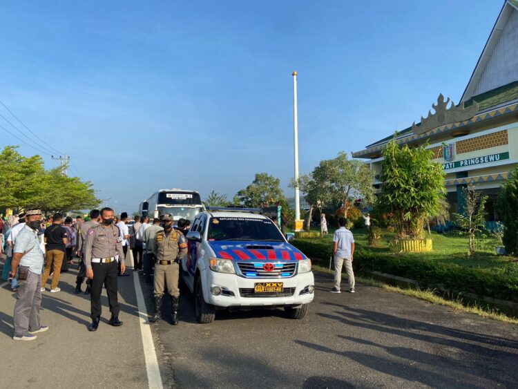 Satlantas Polres Pringsewu Melakukan Pengamanan dan Pengawalan Keberangkatan Jamaah Haji