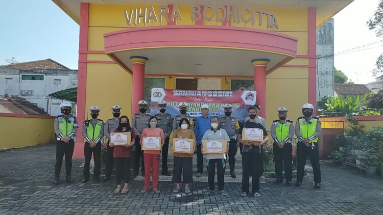 Jelang Hari Bhayangkara Polres Pringsewu Bagikan Bansos