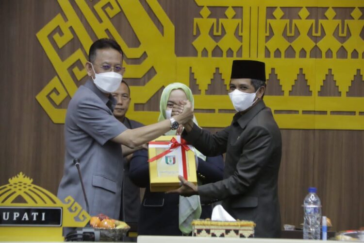 Penjabat Bupati Pringsewu Sampaikan Ranperda Pertanggungjawaban Pelaksanaan APBD 2021