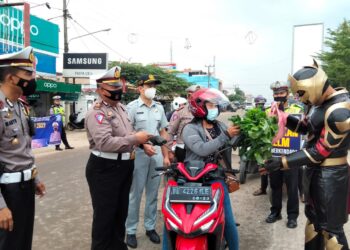 Tertib Berlalu Lintas, Pengendara Dapat Hadiah Dari Satlantas Polres Mesuji