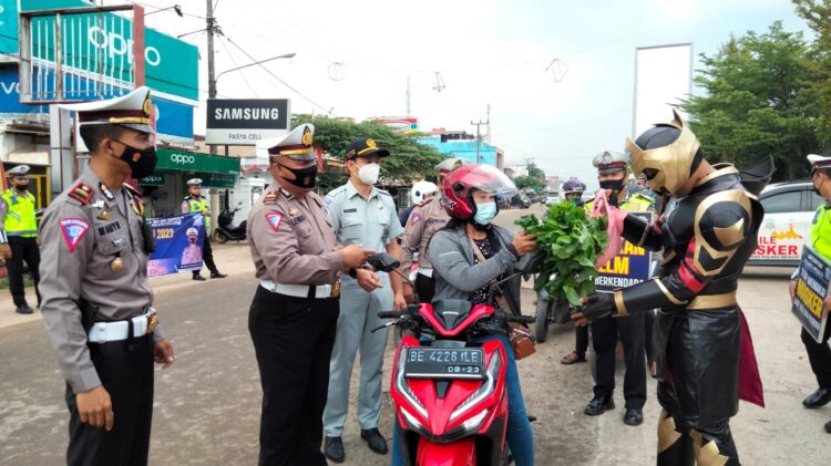 Tertib Berlalu Lintas, Pengendara Dapat Hadiah Dari Satlantas Polres Mesuji