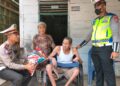 Polres Mesuji Peduli Penderita Lumpuh, Beri Bantuan Kursi Roda