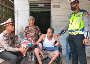 Polres Mesuji Peduli Penderita Lumpuh, Beri Bantuan Kursi Roda