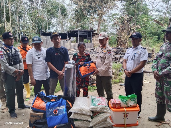 Wujud Kepedulian, Pemda Mesuji Berikan Bantuan Korban Kebakaran Di Talang Batu