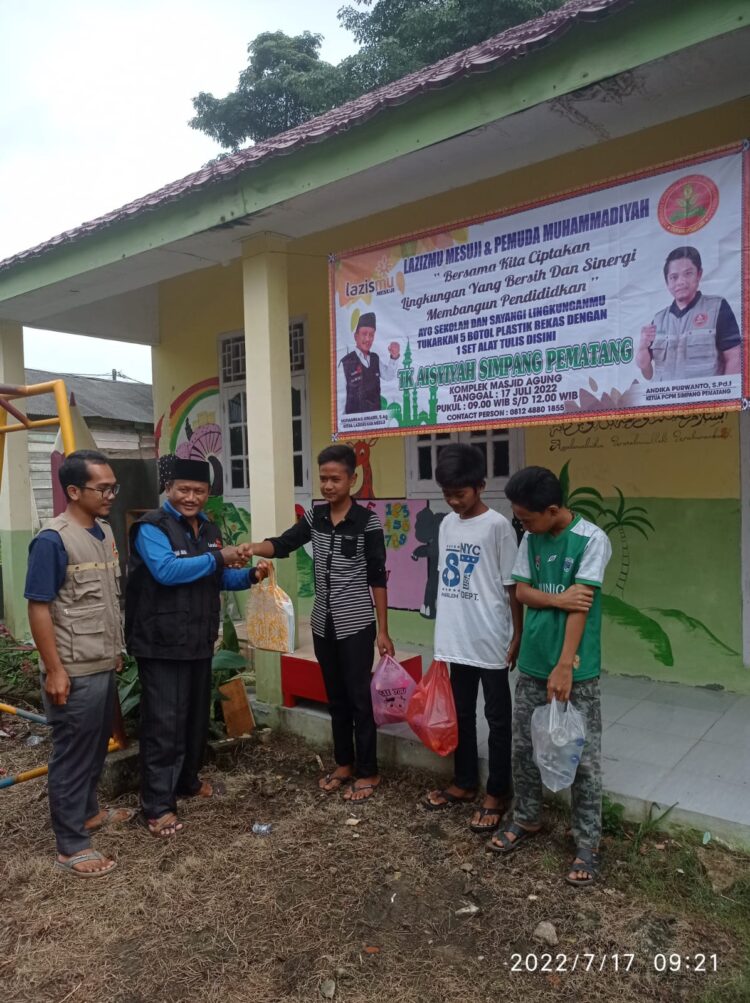 Menarik, LazisMu Mesuji Terima Sampah Non Organik Ditukar Dengan Alat Tulis