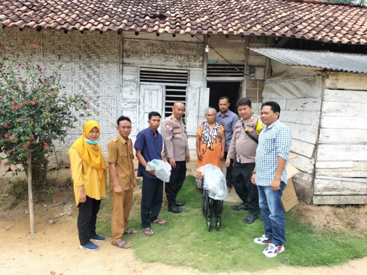 Wujudkan Polri Bersama Masyarakat, Polres Mesuji Beri Bantuan Kursi Roda