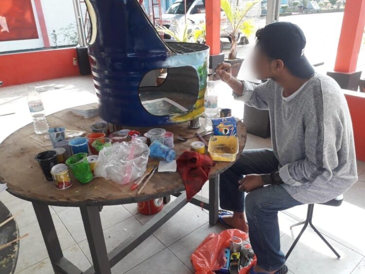 Berkarya di Balik Jeruji, “Sulap” Drum Bekas menjadi Kursi Lukisan Estetis