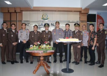 Ada Apa Dengan Kapolres Pringsewu Pimpin Anggotanya Geruduk Kantor Kejari Pringsewu