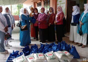 Peringati HUT Ke 61, IKWI Lampura Serahkan Bantuan Ke Penderita Stunting