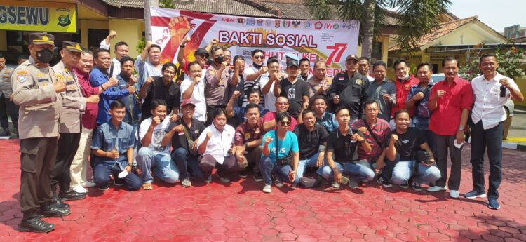 HUT RI Ke-77, Polres Pringsewu, TNI dan Media Gelar Baksos Bagikan Paket Sembako
