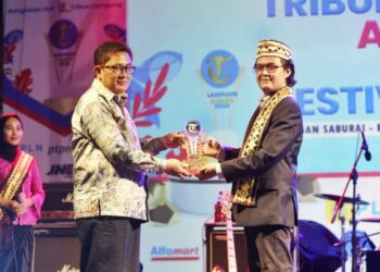 Bupati Parosil Boyong Dua Penghargaan Bergengsi