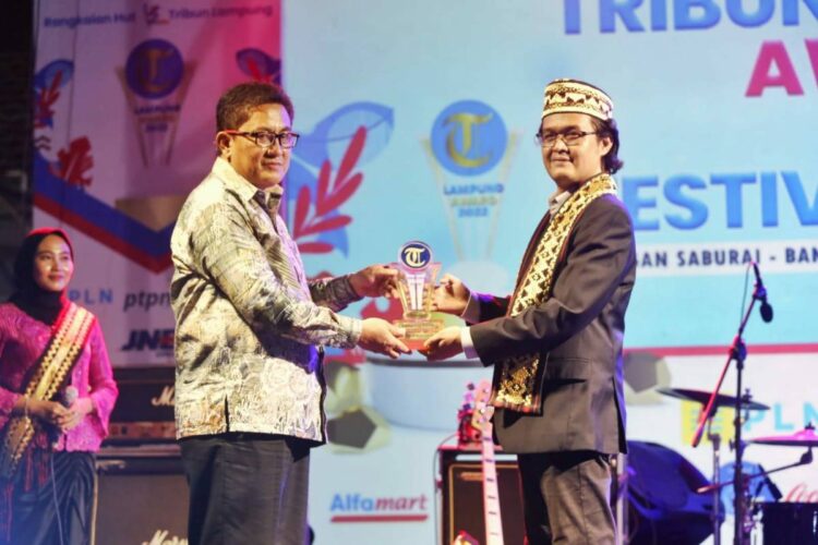 Bupati Parosil Boyong Dua Penghargaan Bergengsi