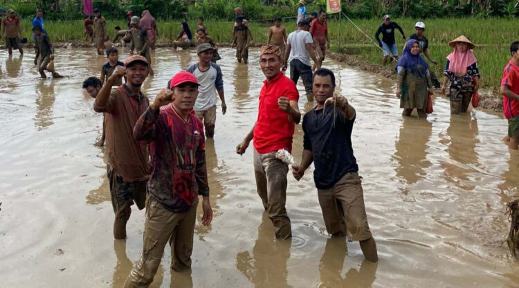 Semarak HUT RI Ke-77 Warga Pekon Purawiwitan Lomba Tangkap Ikan