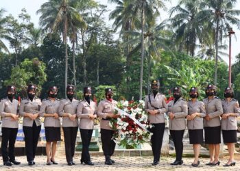 Jelang HUT Polwan Ke-74, Polwan Polres Pringsewu Ziarah di Taman Makam Pahlawan