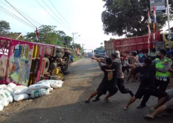 Satlantas Polres Pringsewu Bersama Warga Evakuasi Truk Terguling di Sukoharjo