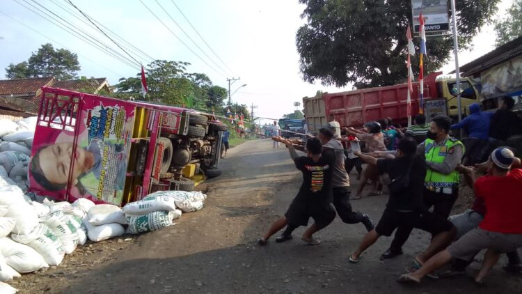 Satlantas Polres Pringsewu Bersama Warga Evakuasi Truk Terguling di Sukoharjo