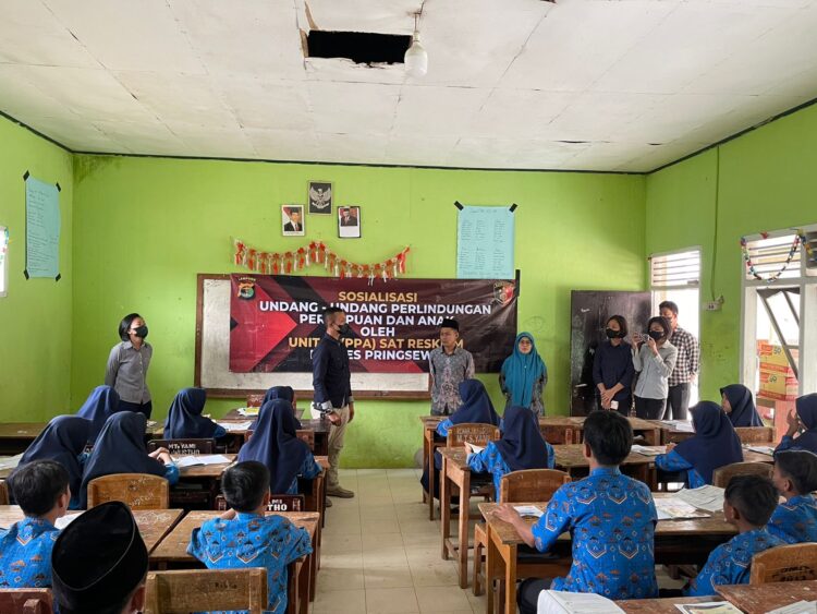 Cegah Kasus Kekerasan Terhadap Anak, Satreskrim Polres Pringsewu Sosialisasikan Undang Undang Perlindungan Anak Di Ponpes Al Wustho