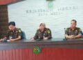 Naik Tahap II, Kejari Metro Serahkan Tersangka dan BB Perkara Tipikor Mantan Kepala DPUTR ke JPU