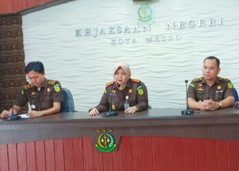 Naik Tahap II, Kejari Metro Serahkan Tersangka dan BB Perkara Tipikor Mantan Kepala DPUTR ke JPU