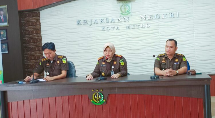 Naik Tahap II, Kejari Metro Serahkan Tersangka dan BB Perkara Tipikor Mantan Kepala DPUTR ke JPU