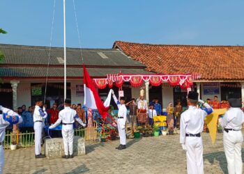 Semarak HUT RI, Tiyuh Panaragan dan SMP Karya Bhakti Gelar Upacara dan Pertunjukan