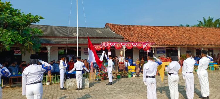 Semarak HUT RI, Tiyuh Panaragan dan SMP Karya Bhakti Gelar Upacara dan Pertunjukan