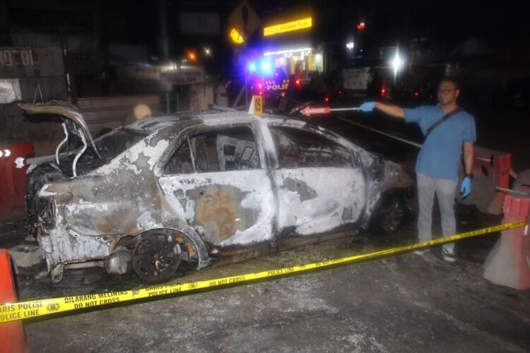 Polisi Gelar Olah TKP Kebakaran Mobil Sedan di Pringsewu
