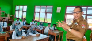 BERI ARAHAN -- Penjabat Bupati Mesuji Drs.Sulpakar.MM., memberikan pengarahan dan nasihat kepada para siswa-siswi SMAN 01 Rawa Jitu Selatan disela kunjungan nya ke Dermaga Tanah Merah Kecamatan Rawa Jitu Utara menyambut kunjungan Dirjen Perhubungan Darat