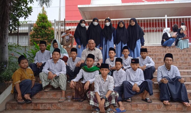 Makan Bareng Santri Pondok Tariqul Huda, Aprozi Alam Ajak Masyarakat Lampura Terbar Kebaikan