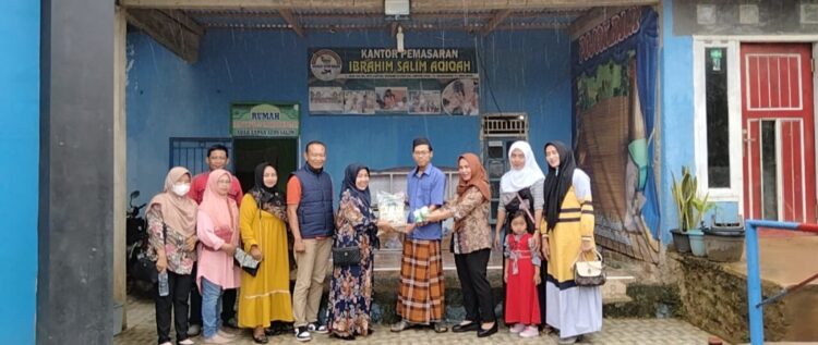 HUT RI Ke 77, IKWI Lampura Gelar Bakti Sosial di Ponpes