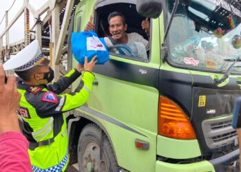 Peringati Hari Lalu Lintas Bhayangkara Ke-67, Satlantas Polres Mesuji Bagikan Sembako Kepada Pengendara