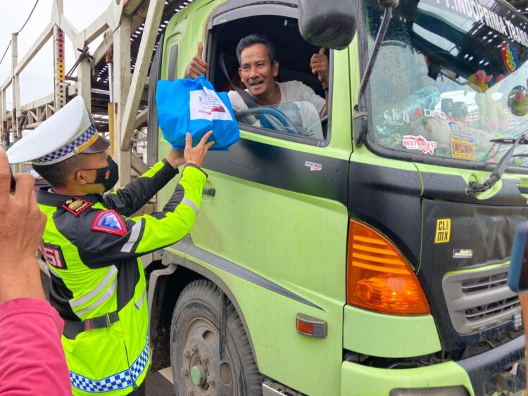 Peringati Hari Lalu Lintas Bhayangkara Ke-67, Satlantas Polres Mesuji Bagikan Sembako Kepada Pengendara