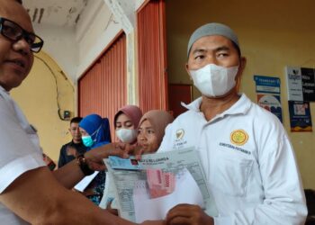 Sulpakar Serahkan Simbolis BLT-BBM Dan BPNT