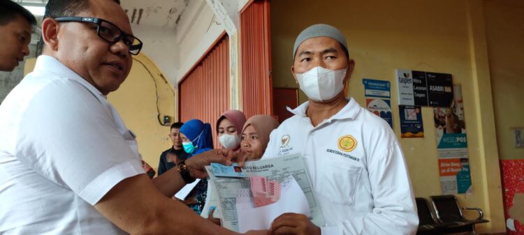 Sulpakar Serahkan Simbolis BLT-BBM Dan BPNT