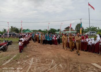 Rasa Haru Sulpakar Disambut Anak SD, Dan Balai Desa Tirtalaga Yang Memprihatinkan