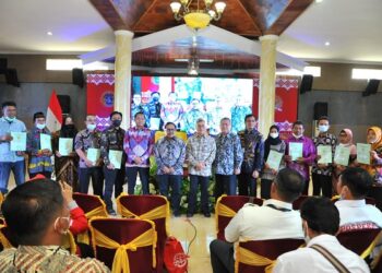 Anggota DPR RI Ir. H. Endro S. Yahman, M.Sc Membagikan Sertifikat Tanah Kepada Masyarakat Tanggamus