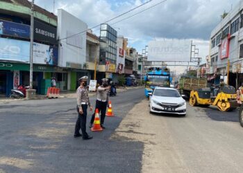Satlantas Polres Pringsewu Amankan Proses Perbaikan Jalan Di Pusat Kota Pringsewu