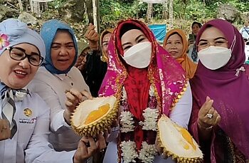 Dewi Handajani Apresiasi dan Resmikan Agrowisata Buah Way Tahili Pekon Pajajaran