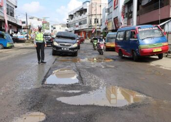 Jalan Rusak, Polres Pringsewu Imbau Pengendara Berhati-Hati Saat Melintas di Simpang Empat Pasar Induk Pringsewu