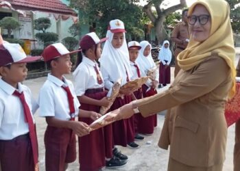 SDN 8 RJU Bangun Karakter Siswanya, Dengan Cara Berbagi Untuk Sesama